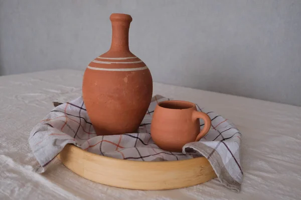 Old Unpainted Antique Ceramic Clay Pitcher Wooden Tray Traditional Tablecloth — Stock Photo, Image