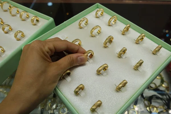 Woman Hand Finger Choosing Golden Ring Golden Ring Female Fingers — Stock Photo, Image