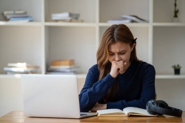 Yorgunluktan bitap düşmüş, kızgın iş kadını muhasebeci hukuk firması muhasebe müdürü masa başında oturmaktan sıkılmış, iş kadını dizüstü bilgisayardaki çevrimiçi proje belgesiyle tanışma konusunda stresli