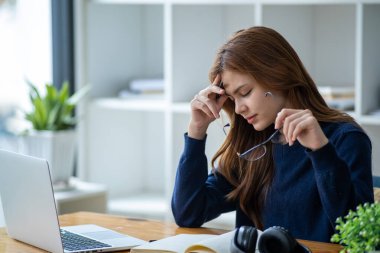 Yorgunluktan bitap düşmüş, kızgın iş kadını muhasebeci hukuk firması muhasebe müdürü masa başında oturmaktan sıkılmış, iş kadını dizüstü bilgisayardaki çevrimiçi proje belgesiyle tanışma konusunda stresli