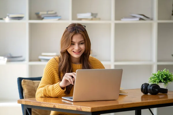 Young Beautiful Leende Glad Student Kvinna Bär Hörlurar Hålla Bok — Stockfoto