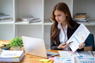 Yorgunluktan bitap düşmüş, kızgın iş kadını muhasebeci hukuk firması muhasebe müdürü masa başında oturmaktan sıkılmış, iş kadını dizüstü bilgisayardaki çevrimiçi proje belgesiyle tanışma konusunda stresli