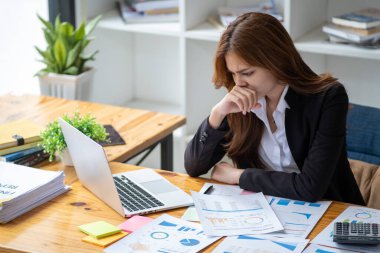 Yorgunluktan bitap düşmüş, kızgın iş kadını muhasebeci hukuk firması muhasebe müdürü masa başında oturmaktan sıkılmış, iş kadını dizüstü bilgisayardaki çevrimiçi proje belgesiyle tanışma konusunda stresli