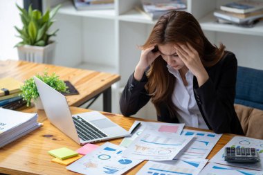 Yorgunluktan bitap düşmüş, kızgın iş kadını muhasebeci hukuk firması muhasebe müdürü masa başında oturmaktan sıkılmış, iş kadını dizüstü bilgisayardaki çevrimiçi proje belgesiyle tanışma konusunda stresli