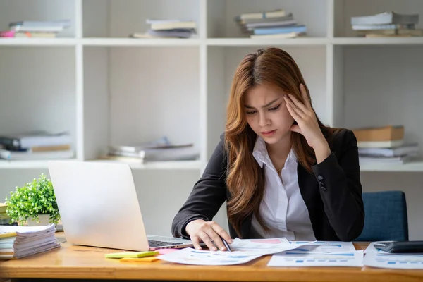 疲れた疲れた疲労怒っているビジネス女性マネージャーの簿記法事務所は机に座って退屈な睡眠を会計し ビジネス女性はラップトップコンピュータ上のオンラインプロジェクト文書を満たすことについて強調しました — ストック写真