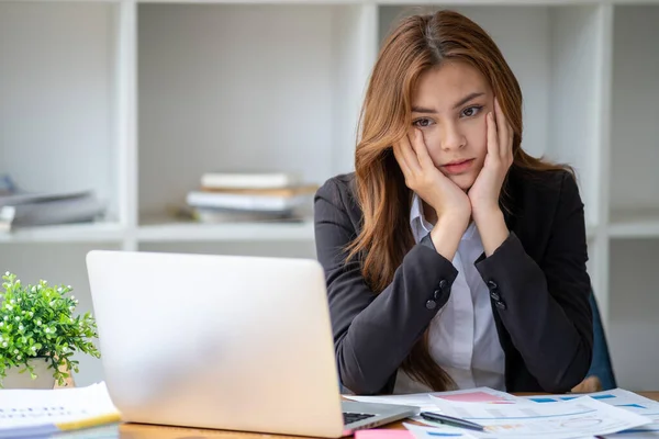 疲れた疲れた疲労怒っているビジネス女性マネージャーの簿記法事務所は机に座って退屈な睡眠を会計し ビジネス女性はラップトップコンピュータ上のオンラインプロジェクト文書を満たすことについて強調しました — ストック写真
