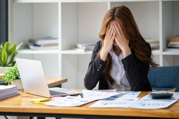Unavená Vyčerpaná Únava Rozzlobený Obchodní Žena Manažer Účetnictví Advokátní Kanceláře — Stock fotografie