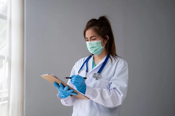 Vrouwelijke Verpleegkundige Arts Met Een Masker Medische Handschoenen Vrouw Arts — Stockfoto