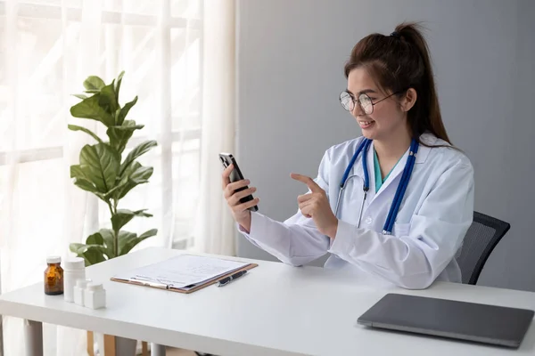 Female Young Asian Doctor Making Video Call Patient Smartphone Cell — Stock Photo, Image