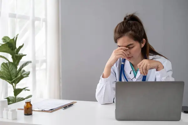 Genç bayan doktor, klinikteki aşırı mesai yorgunluğunu vurguladı.