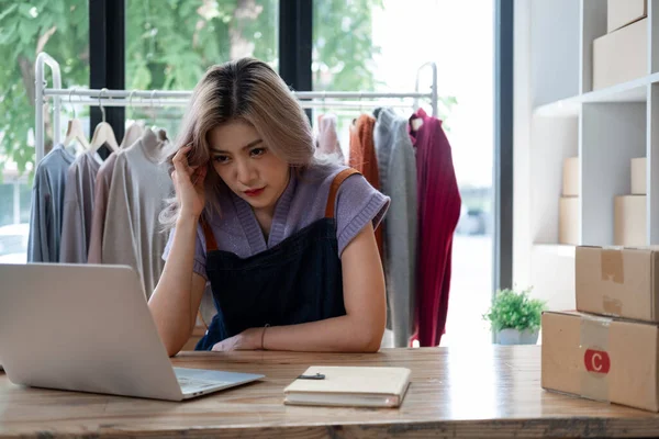 İşletme sahibi KME Küçük işletme stresi, kendi online dükkan konusunda ciddi sıkıntılar yaşıyor, genç işletme sahibi, işinden memnun değil.