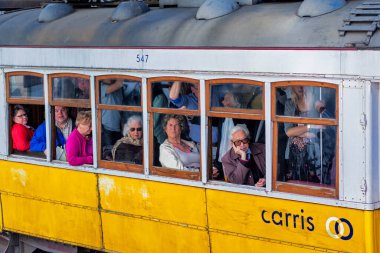 Bir grup turist bir tren istasyonunun platformunda ve kırmızı bir at üzerinde duruyorlardı.
