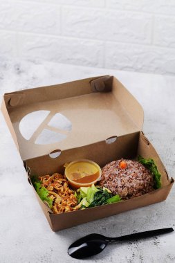 Kahverengi pilav, körili tavuk ve sebzeli beslenme çantası. Lezzetli ve sağlıklı beslenme çantası..