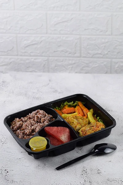 stock image Brown rice with chicken curry and vegetables. Tasty and healthy lunch box.