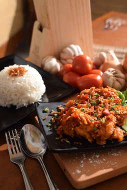 Ayam Geprek, Endonezya baharatlı tavuk ve sebzeli biber sosu.