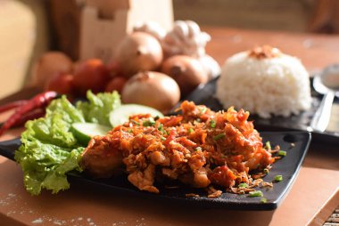 Ayam Geprek, Endonezya baharatlı tavuk ve sebzeli biber sosu.