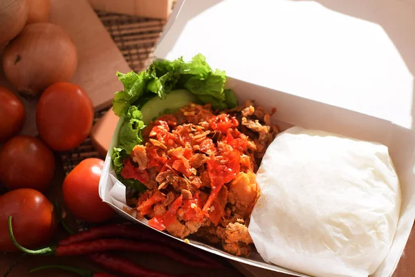 Ayam Geprek是印度辣炸鸡 午餐盒里有辣椒酱 随时可以带走 配以配料 — 图库照片