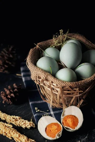 Huevos Salados Huevos Pato Cesta Bambú Saco Con Fondo Oscuro — Foto de Stock