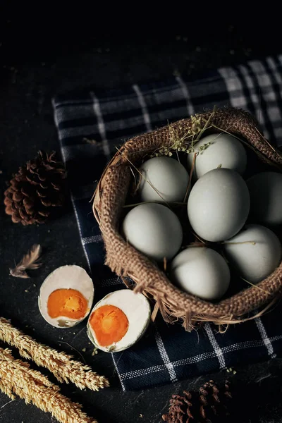 Соленые Яйца Утиные Яйца Бамбуковой Корзине Мешковина Тёмном Фоне — стоковое фото