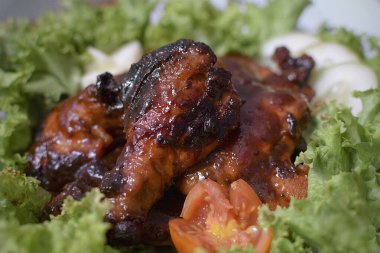 Baharatlı ızgara tavuk ve sebze.