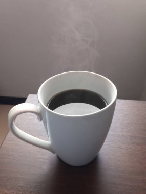 Tahta masada bir fincan kahve..