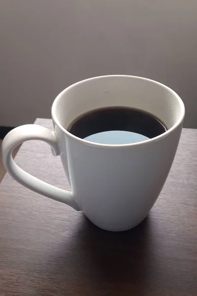 Eine Tasse Kaffee Auf Dem Holztisch — Stockfoto