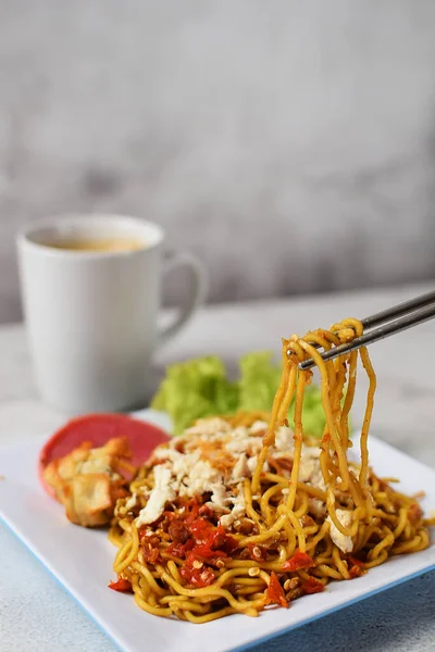 Mie Goreng Spicy Fried Noodle Chicken Chilli Topping Served Cup — Stock Photo, Image