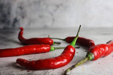 Gri ve desenli arka planda kırmızı biber.