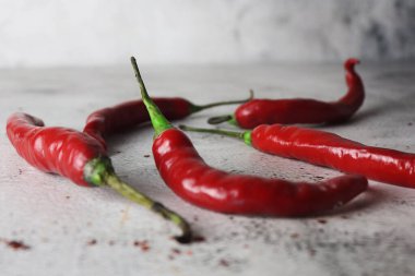 Gri ve desenli arka planda kırmızı biber.