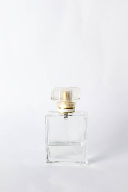Beyaz arka planda bir şişe parfüm. beyaz üzerine izole