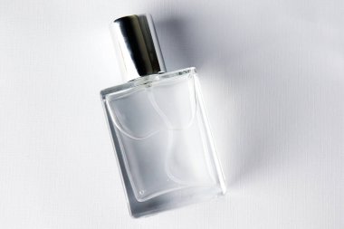 Beyaz arka planda bir şişe parfüm. beyaz üzerine izole