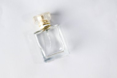 Beyaz arka planda bir şişe parfüm. beyaz üzerine izole