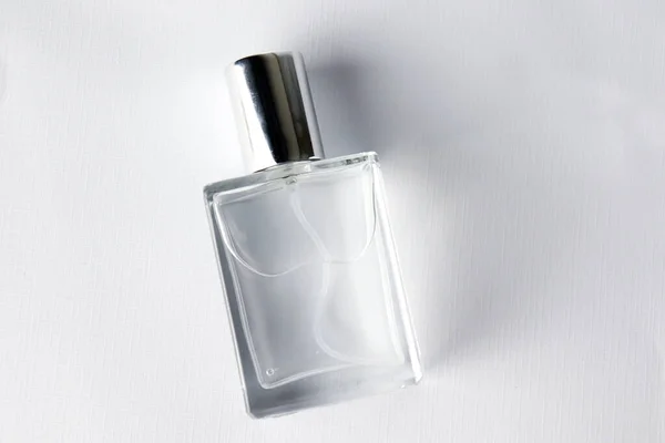 Beyaz Arka Planda Bir Şişe Parfüm Beyaz Üzerine Izole — Stok fotoğraf