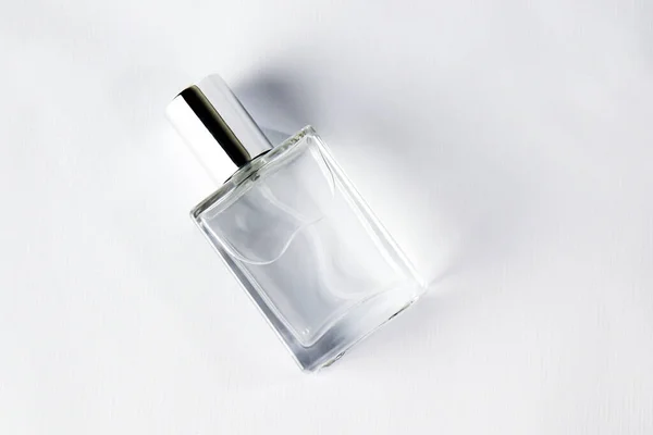 Beyaz Arka Planda Bir Şişe Parfüm Beyaz Üzerine Izole — Stok fotoğraf