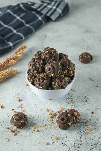 Kue Coklat 或巧克力饼干或巧克力纽扣饼干给Lebaran 用黄油 黑巧克力 可可粉和腰果制成 灰色和纹理背景服务 — 图库照片