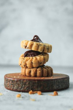 Üstünde çikolata olan kurabiyeler. Endonezya 'da geleneksel pasta. Gri ve doku arkaplanda servis edilir