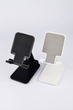 siyah ve geniş cep telefonu tutucusu beyaz arkaplanda izole edildi
