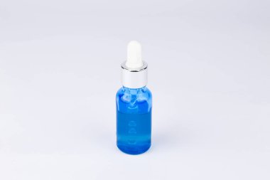 Beyaza izole edilmiş kozmetik serumu şişesi. Kozmetik ya da cilt bakım ürünleri tasarımı için hazır