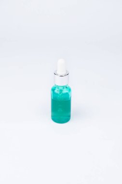 Beyaza izole edilmiş kozmetik serumu şişesi. Kozmetik ya da cilt bakım ürünleri tasarımı için hazır