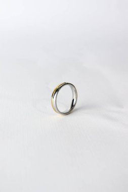 Gümüş ve altın alyans beyaz arka planda izole