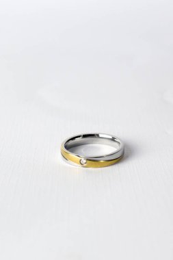 Gümüş ve altın alyans beyaz arka planda izole