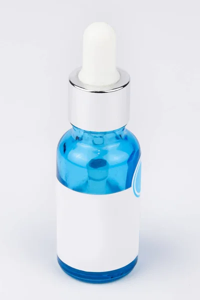 Blaue Kosmetische Flasche Serum Isoliert Auf Weiß Mit Leerem Clip — Stockfoto