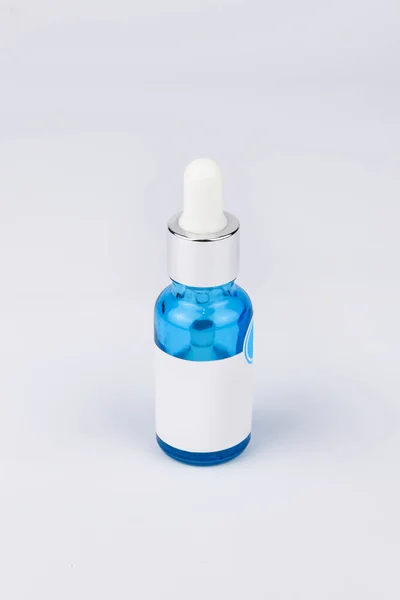 Μπλε Καλλυντικά Μπουκάλι Ορού Που Απομονώνονται Λευκό Κενό Κλιπ Έτοιμο — Φωτογραφία Αρχείου