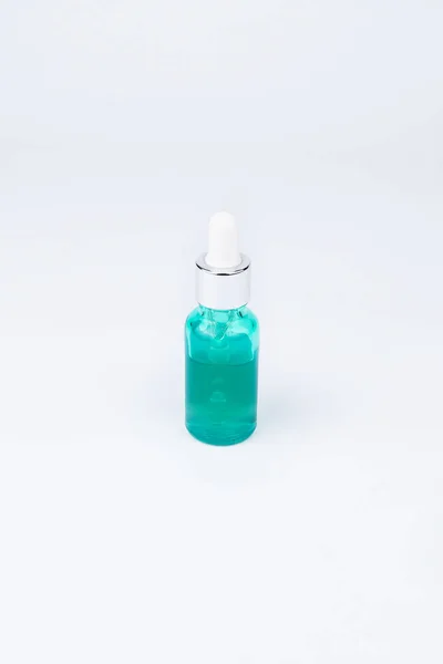 白に単離された血清の化粧品ボトル 化粧品やスキンケアオイル製品のデザインモックアップの準備 — ストック写真