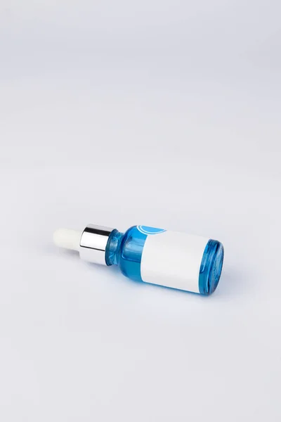 Flacone Cosmetico Blu Siero Isolato Bianco Con Clip Bianco Pronta — Foto Stock