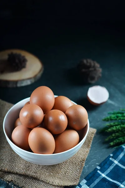 Koyu ve dokulu arka planda tavuk yumurtası. 