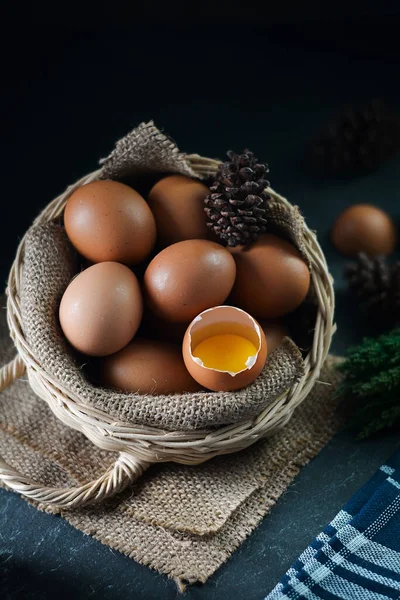 Свежие Сырые Куриные Яйца Корзине Темном Фоне Одно Куриное Яйцо — стоковое фото