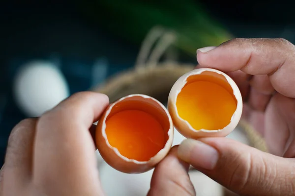 Рука Держит Яйца Показать Разницу Между Омега Яйца Регулярные Яйца — стоковое фото