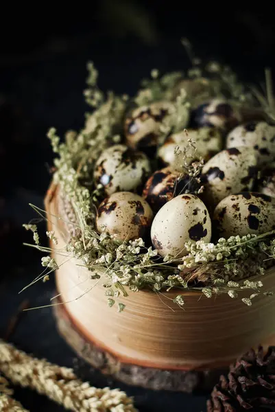 Перепелиные Яйца Деревянной Чаше Темном Текстурном Фоне — стоковое фото