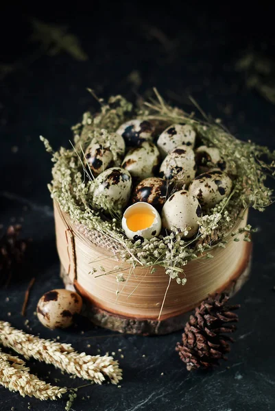 Сырые Перепелиные Яйца Деревянной Чаше Темном Текстурном Фоне Одно Яйцо — стоковое фото